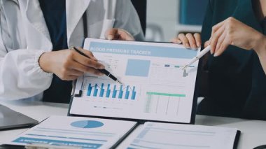 Yakın plan - arka plan, tıbbi klinik, tedavi, tıbbi konsept, tıbbi konsept, hastayla el ele tutuşan doktorların görüşü