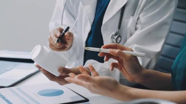 Doktor ve kadın tıbbi kayıtların sonuçlarını tartışıyorlar