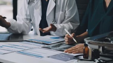 Doktorlar hastane ofisinde tıbbi bir ekiple çalışıyorlar.