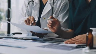 Doktor hastaya notlar yazıyor.