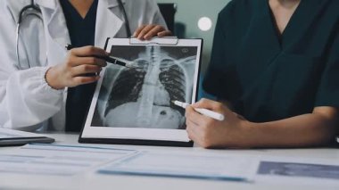 Doktor klinikteki röntgen filmlerine bakıyor.