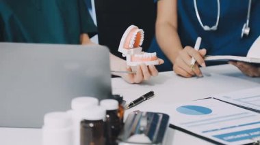 Modern bir ofiste çalışan doktorlar..