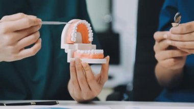 Elinde diş tutan dişçiye yakın durun.