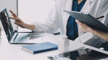 Doktor reçete yazıyor ve ofiste tıbbi danışmanlık yapıyor..