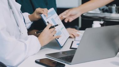 yakın çekim - dijital akıllı telefon tutan erkek doktor