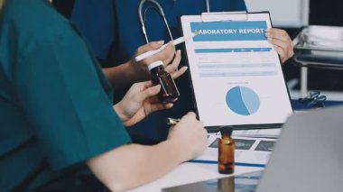 Doktor ekranda tıbbi dokümanların olduğu bir tablet tutuyor.