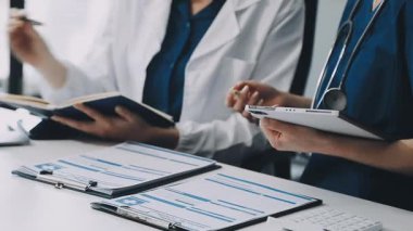 Ofiste çalışan bir grup doktor.