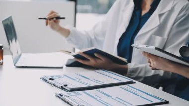 Ofiste çalışan doktor ekibini kapatın..