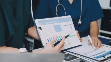 Tablet ve steteskoplu bir doktor.