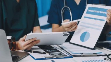 Tablet bilgisayarla çalışan doktor