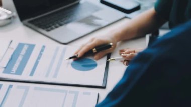 İşletme ekibi masada mali grafikle çalışıyor