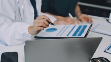 Hastanede steteskoplu bir doktor var..