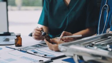 Hastanede dijital tabletle çalışan tıbbi personelin kapatılması