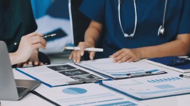 Doktor ve hemşire bilgisayarda çalışarak