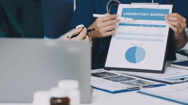 Tıp doktoru, hastanedeki dijital tablet istatistiklerini analiz ediyor. tıbbi ve teknoloji konsepti.