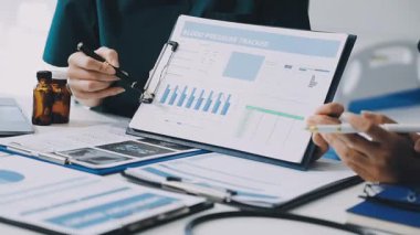 Hastanedeki panoya reçete yazan doktorları kapatın.