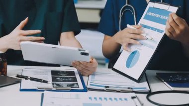 Doktor tableti tıbbi raporla gösteriyor