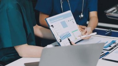 Doktor tıbbi raporda çalışıyor.