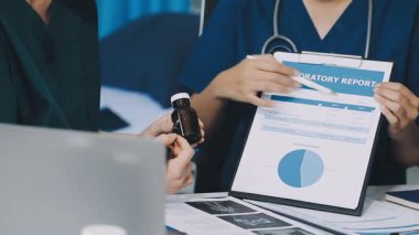 Ofiste dizüstü bilgisayarla çalışan doktor, tıbbi teknoloji konsepti, orijinal fotoset