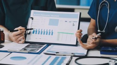 Tıbbi ekip yeni iş projesini tartışıyor