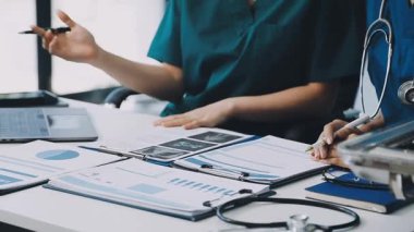 Ofiste çalışan kadın doktoru kapatın.