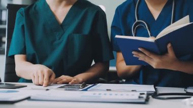 Üniversitede bir grup tıp öğrencisi