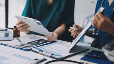 Hastanede dijital tabletle çalışan doktor