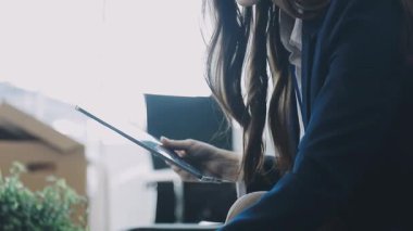 iş kadını ofiste tablet pc ile
