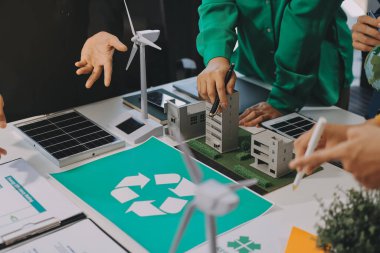 Genç Asyalı iş adamları ofiste yeniden kullanılabilir ürün tartışması, çevre dostu iş kurma, çevre koruma, sürdürülebilir iş modeli, ESG stratejisi, takım toplantısı, ev konseptinde çalışan insanlar