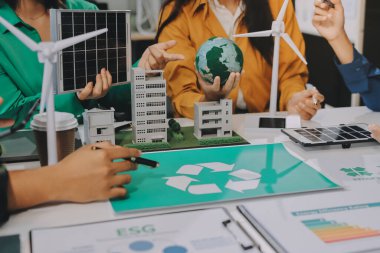 Genç Asyalı iş adamları ofiste yeniden kullanılabilir ürün tartışması, çevre dostu iş kurma, çevre koruma, sürdürülebilir iş modeli, ESG stratejisi, takım toplantısı, ev konseptinde çalışan insanlar