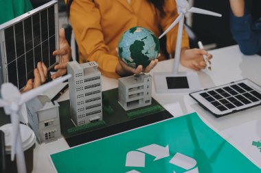 Genç Asyalı iş adamları ofiste yeniden kullanılabilir ürün tartışması, çevre dostu iş kurma, çevre koruma, sürdürülebilir iş modeli, ESG stratejisi, takım toplantısı, ev konseptinde çalışan insanlar