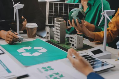 Genç Asyalı iş adamları ofiste yeniden kullanılabilir ürün tartışması, çevre dostu iş kurma, çevre koruma, sürdürülebilir iş modeli, ESG stratejisi, takım toplantısı, ev konseptinde çalışan insanlar