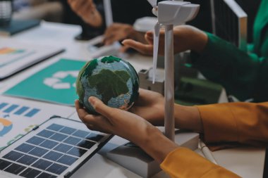 Genç Asyalı iş adamları ofiste yeniden kullanılabilir ürün tartışması, çevre dostu iş kurma, çevre koruma, sürdürülebilir iş modeli, ESG stratejisi, takım toplantısı, ev konseptinde çalışan insanlar