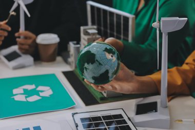 Genç Asyalı iş adamları ofiste yeniden kullanılabilir ürün tartışması, çevre dostu iş kurma, çevre koruma, sürdürülebilir iş modeli, ESG stratejisi, takım toplantısı, ev konseptinde çalışan insanlar