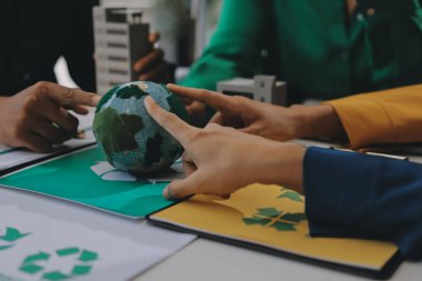 Genç Asyalı iş adamları ofiste yeniden kullanılabilir ürün tartışması, çevre dostu iş kurma, çevre koruma, sürdürülebilir iş modeli, ESG stratejisi, takım toplantısı, ev konseptinde çalışan insanlar