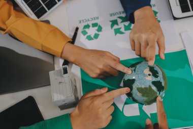 Genç Asyalı iş adamları ofiste yeniden kullanılabilir ürün tartışması, çevre dostu iş kurma, çevre koruma, sürdürülebilir iş modeli, ESG stratejisi, takım toplantısı, ev konseptinde çalışan insanlar