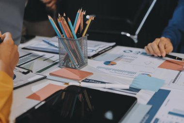 Toplantıdaki iş adamları birlikte planları tartışıyor.