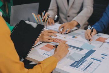 Toplantıdaki iş adamları birlikte planları tartışıyor.