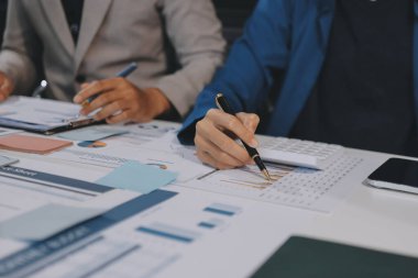 Toplantıdaki iş adamları birlikte planları tartışıyor.