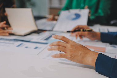 Toplantıdaki iş adamları birlikte planları tartışıyor.