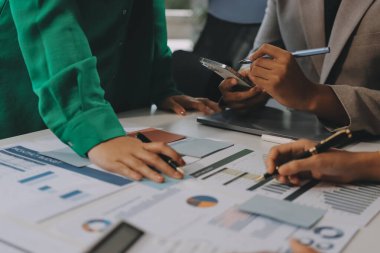 Toplantıdaki iş adamları birlikte planları tartışıyor.