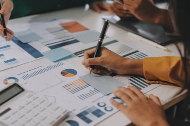 Toplantıdaki iş adamları birlikte planları tartışıyor.