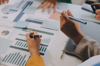 Toplantıdaki iş adamları birlikte planları tartışıyor.