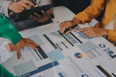 Toplantıdaki iş adamları birlikte planları tartışıyor.