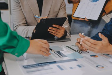 Toplantıdaki iş adamları birlikte planları tartışıyor.