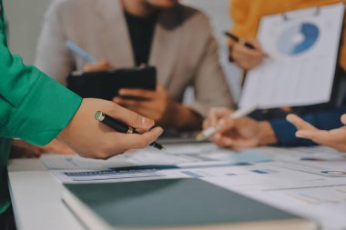 Toplantıdaki iş adamları birlikte planları tartışıyor.