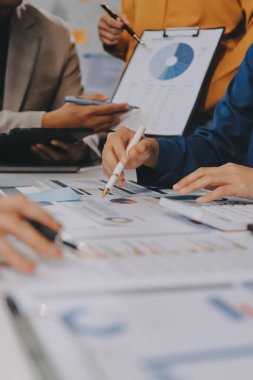 Toplantıdaki iş adamları birlikte planları tartışıyor.