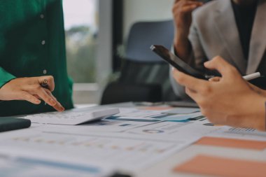 Toplantıdaki iş adamları birlikte planları tartışıyor.