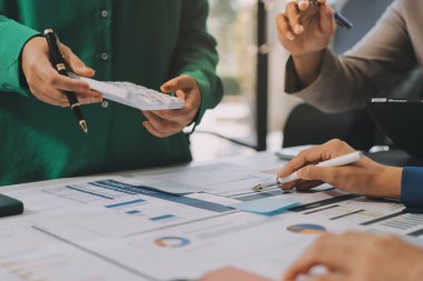 Toplantıdaki iş adamları birlikte planları tartışıyor.