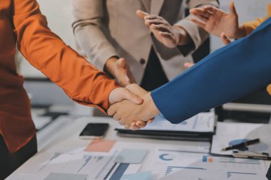 İş birleşme ve satın alma, başarılı müzakere, tokalaşma, ortaklık ve iş anlaşması konseptine ortak olmak için iki iş adamı el sıkışması.